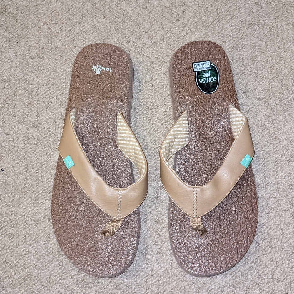 Sanuk women's flip flops size 9 new without tags